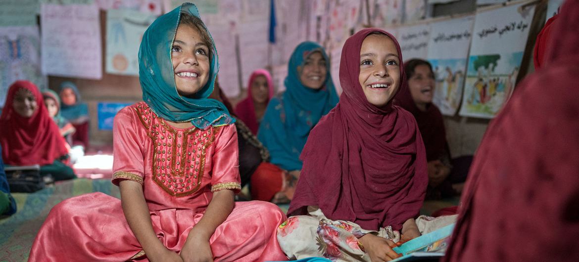 دختران جوان در یک مدرسه تحت حمایت یونیسف در استان هلمند افغانستان در کلاس درس شرکت می کنند.  (فیله)