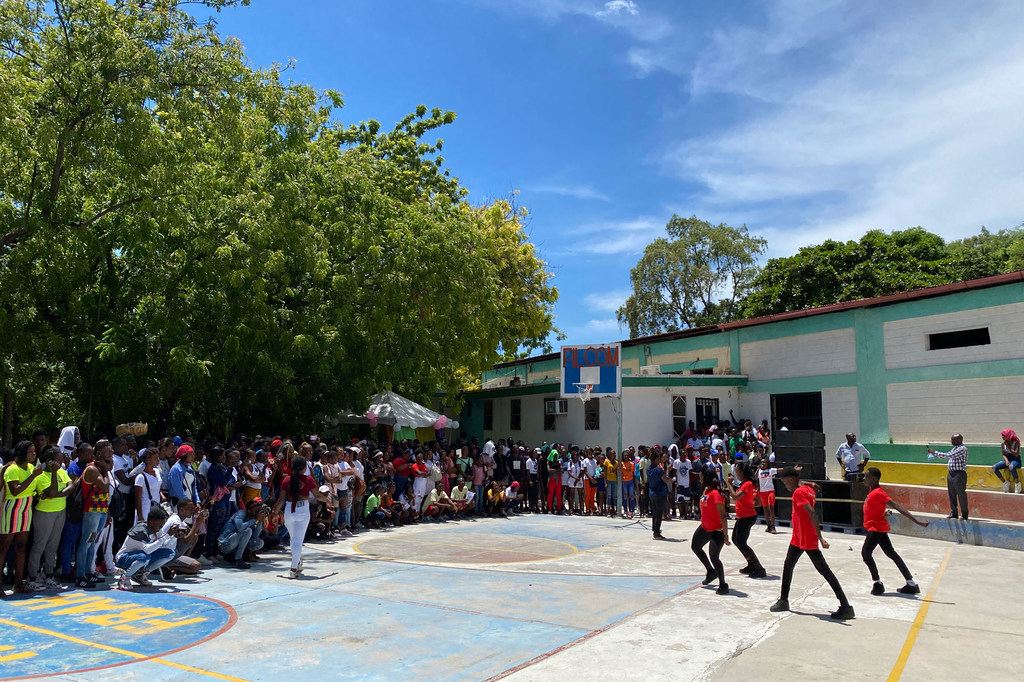 رقصندگان در یک رویداد جوانان در پورتو پرنس، هائیتی اجرا می کنند