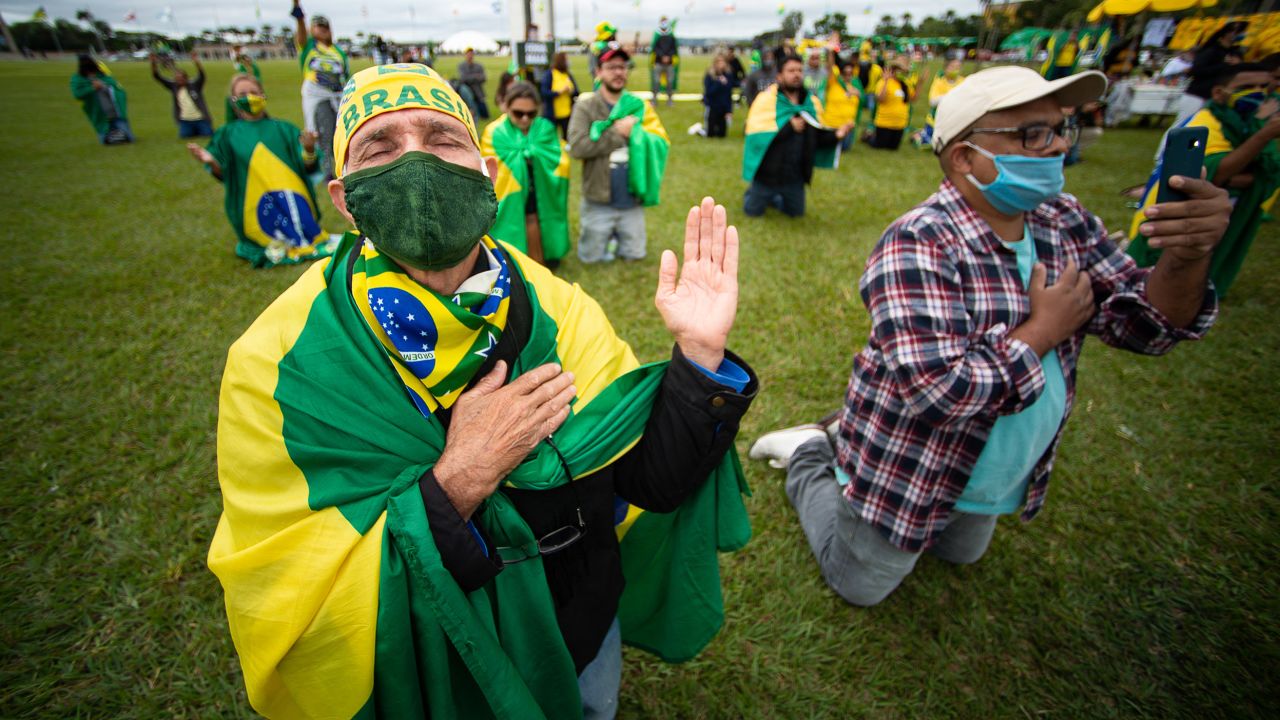 حامیان رئیس جمهور برزیل، ژائیر بولسونارو، در طول یک کاروان راهپیمایی و اعتراض به کنگره ملی و دادگاه عالی به دلیل اقدامات قرنطینه در بحبوحه همه‌گیری ویروس کرونا (COVID-19) در مقابل کنگره ملی در 09 می 2020 در برازیلیا اعتراض می‌کنند.