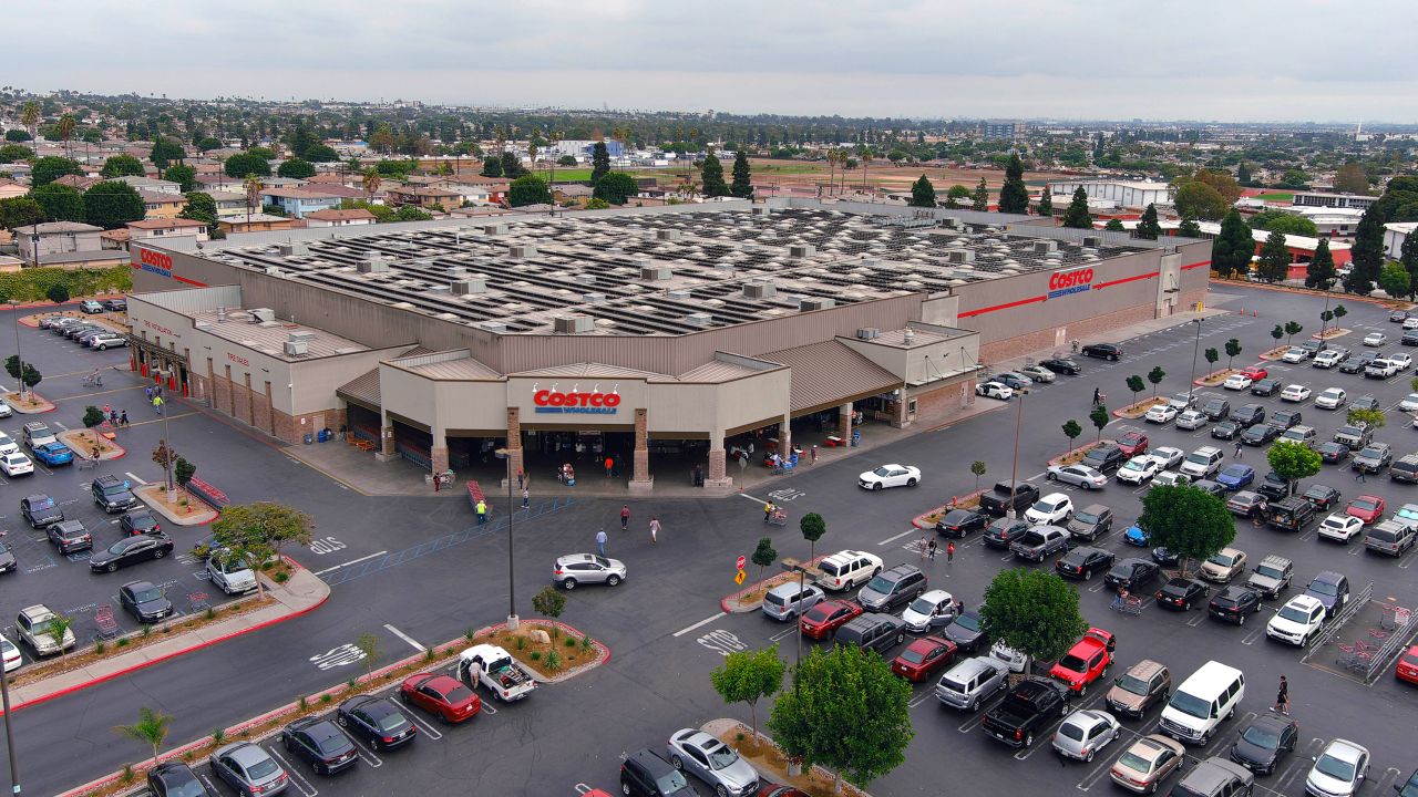 پنل های خورشیدی روی پشت بام فروشگاه Costco در اینگلوود، کالیفرنیا، در سال 2021. Costco به CNN گفت: فروشگاه های 95 در ایالات متحده دارای تاسیسات خورشیدی روی پشت بام هستند.