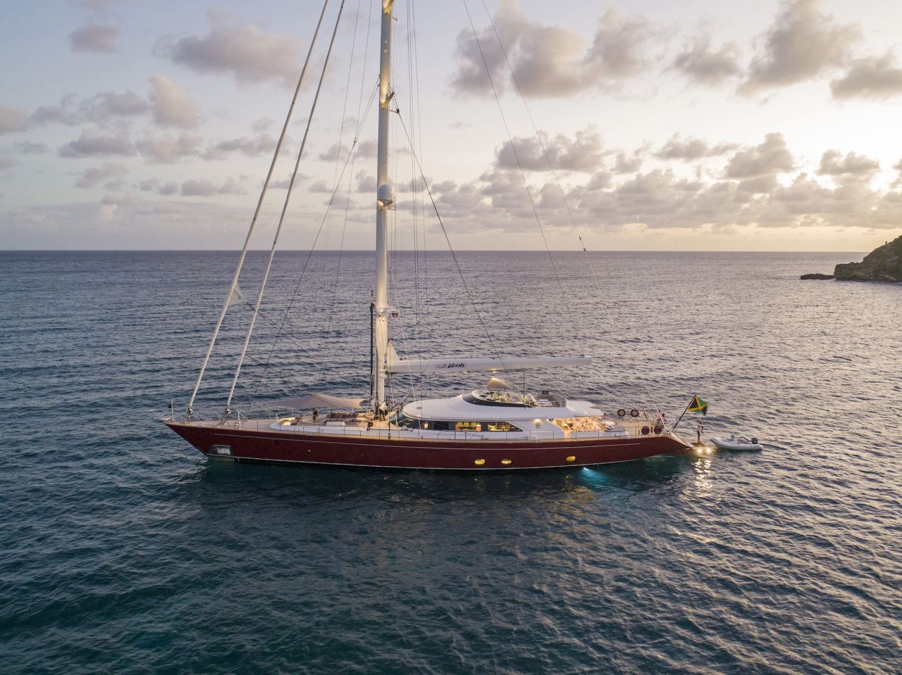 قایق بادبانی کلاسیک Blush که در حال حرکت به آب های آنتیگوا است، در حال حاضر برای فروش است.
